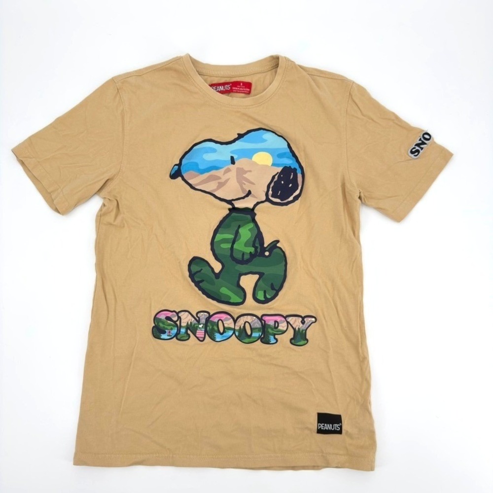 Peanuts Snoopy Graphic T-Shirt Tan Khaki Camo Nature Landscape Small 2023 Mens